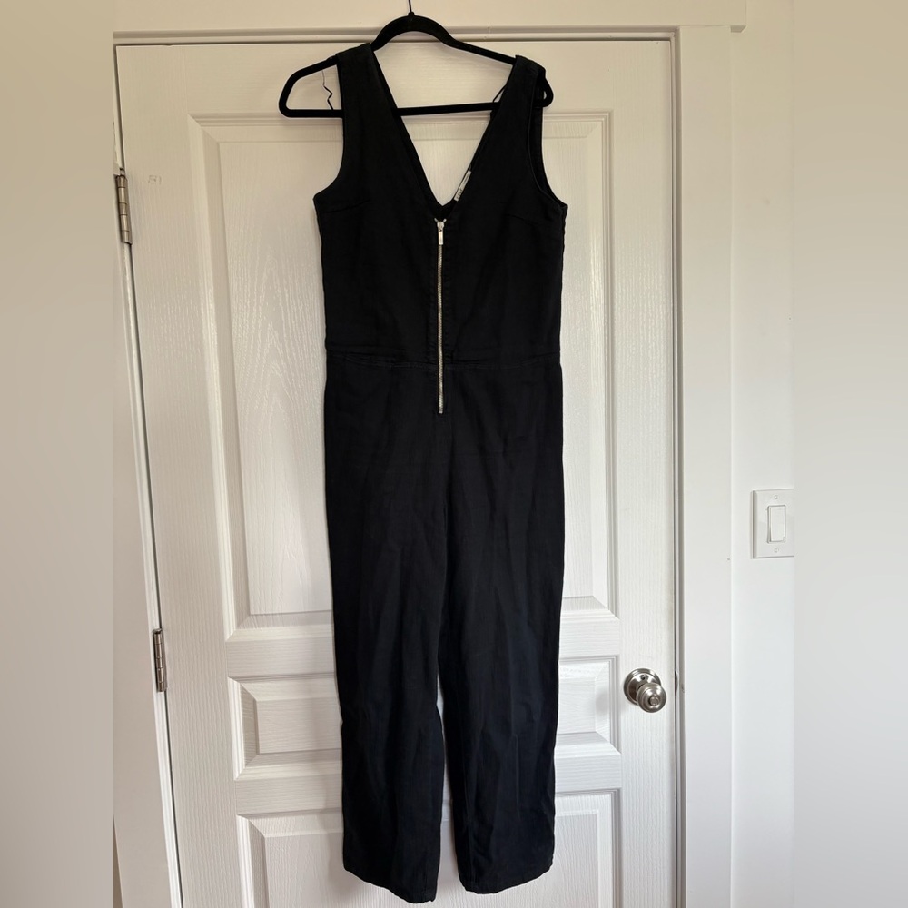 Zara Black Sleeveless V-Neck Jumpsuit with Front Zip